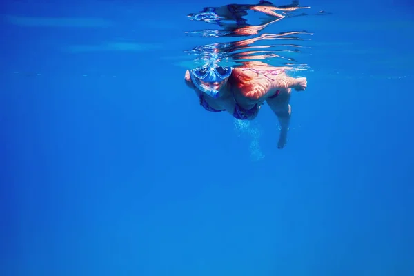 Tropikal Denizde Şnorkel Kadınlar, Sualtı Kadınları — Stok fotoğraf