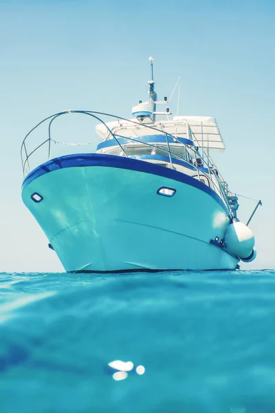 Motoros csónak úszó tiszta türkizkék víz — Stock Fotó