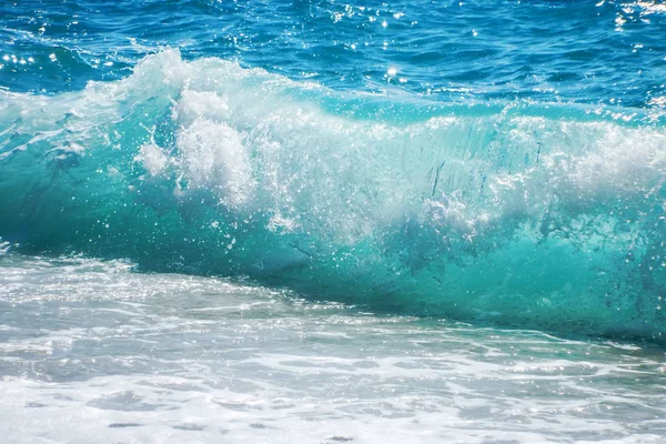 Rompiendo la ola del océano azul en la playa de arena Fondo de verano — Foto de Stock