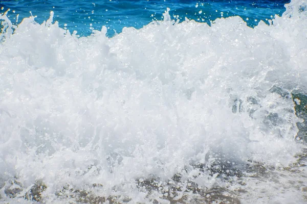 Breaking Wave of Blue Ocean σε αμμώδη παραλία — Φωτογραφία Αρχείου