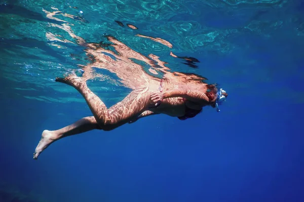 热带海中的妇女浮潜，水下妇女 — 图库照片