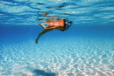 Tropik Denizde Güzel Kadınlar Şnorkel, Sualtı Sandy