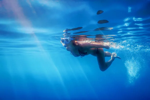 Kobiety snorkeling w morzu tropikalnym, podwodne kobiety — Zdjęcie stockowe