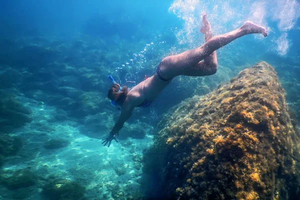 熱帯海でシュノーケリングをする女性たち、水中女性 — ストック写真