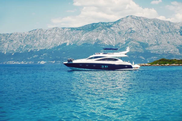 Modern Yacht, luxus Yacht az Azure tengeri parkolt a Beautiful Blue — Stock Fotó