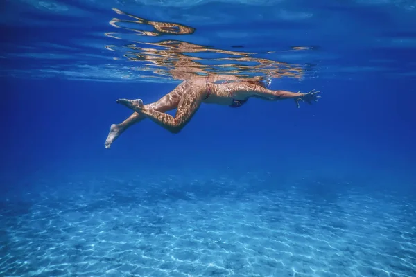 Hermosas mujeres haciendo snorkel en el mar tropical, arena submarina —  Fotos de Stock