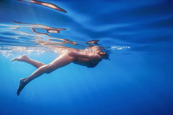 Frauen schnorcheln im tropischen Meer, Unterwasserfrauen — Stockfoto