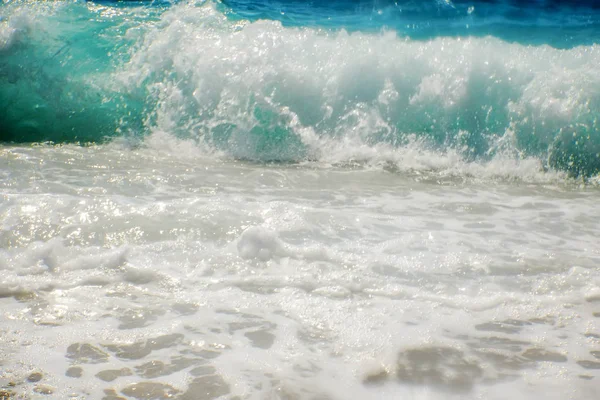 Breaking Wave of Blue Ocean na písečné pláži Letní pozadí — Stock fotografie