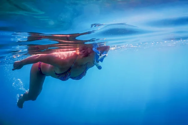 Kobiety snorkeling w morzu tropikalnym, podwodne kobiety — Zdjęcie stockowe