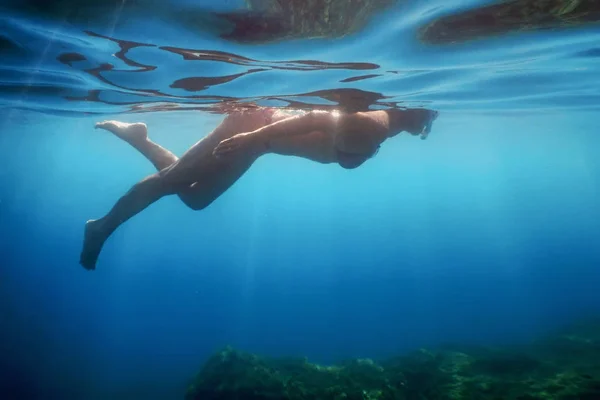 Frauen schnorcheln im tropischen Meer, Unterwasserfrauen — Stockfoto