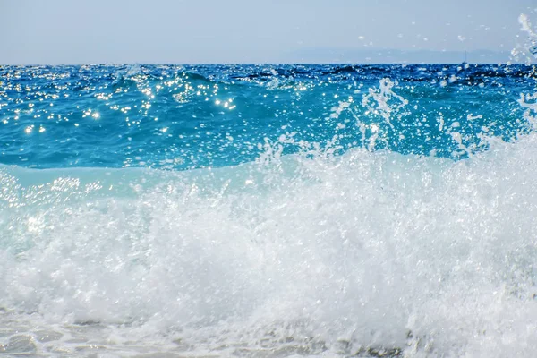 Breaking Wave of Blue Ocean σε αμμώδη παραλία — Φωτογραφία Αρχείου