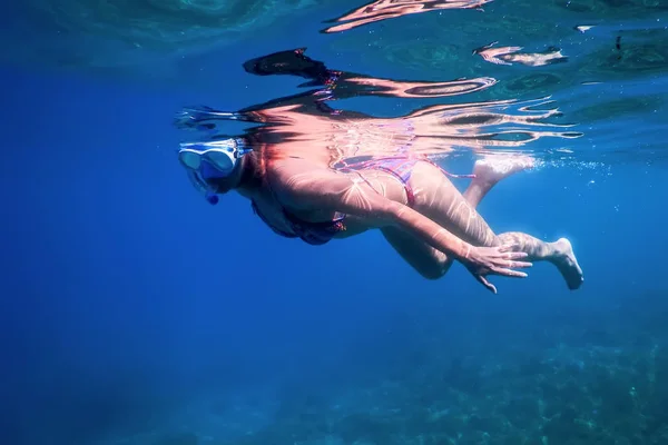 Femmes Plongée en apnée dans la mer tropicale, Femmes sous-marines — Photo
