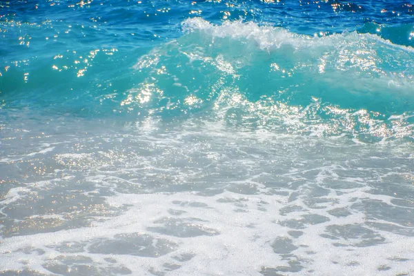 Breaking Wave of Blue Ocean på sandstrand Sommar bakgrund — Stockfoto