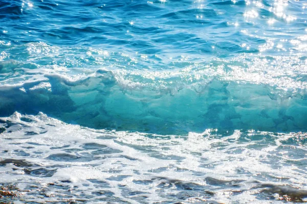 Ola de mar de cerca, vista de ángulo bajo fondo de agua —  Fotos de Stock