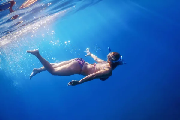 Femmes Plongée en apnée dans la mer tropicale, Femmes sous-marines — Photo