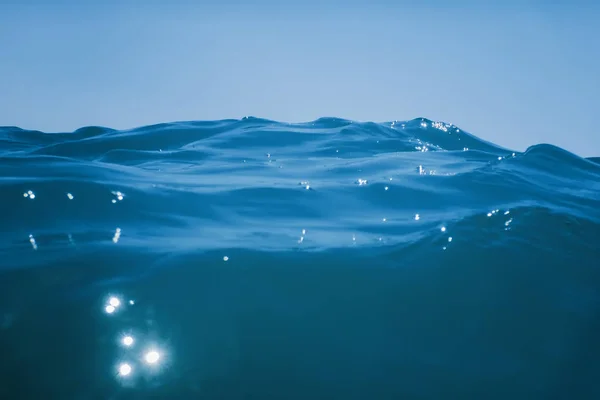 Meereswelle aus nächster Nähe, niedriger Winkel Blick Wasser Hintergrund — Stockfoto