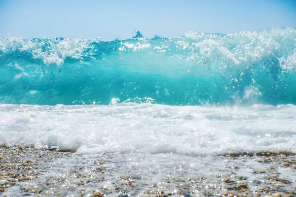 Breaking Wave of Blue Ocean na písečné pláži Letní pozadí — Stock fotografie