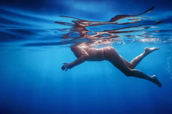 Femme active nageant dans la mer bleue transparente, femme sous-marine — Photo