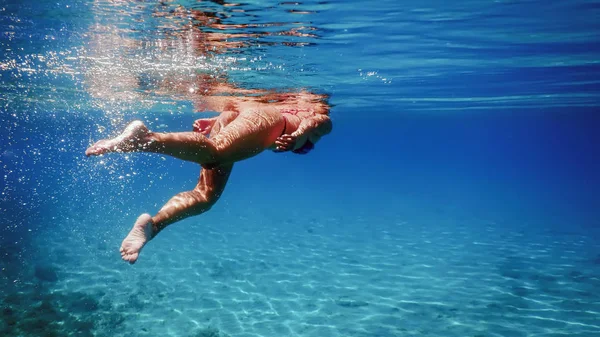 Aktywna kobieta pływanie w przezroczystym błękitnym morzu, podwodna Kobieta — Zdjęcie stockowe