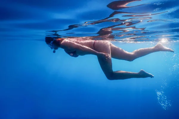 Kobiety snorkeling w morzu tropikalnym, podwodne kobiety — Zdjęcie stockowe