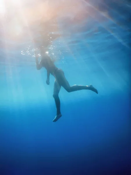 Kvinna i bikini undervattens perspektiv i tropiska havet — Stockfoto