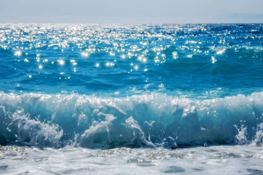 Kumlu kumsalda Mavi Okyanus Dalgası Yaz Arkaplanı