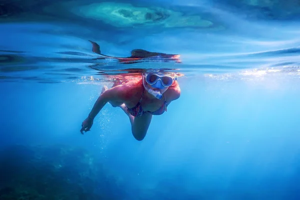 Kvinnor snorkling i tropiska havet, undervattens kvinnor — Stockfoto