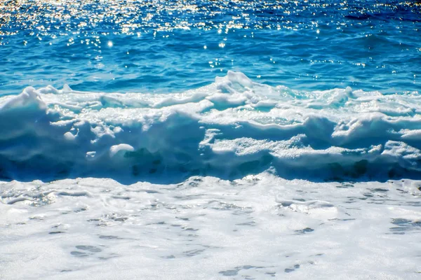 Kumlu kumsalda Mavi Okyanus Dalgası Yaz Arkaplanı — Stok fotoğraf