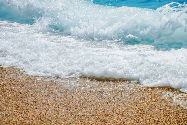 Breaking Wave of Blue Ocean på sandstrand Sommar bakgrund — Stockfoto