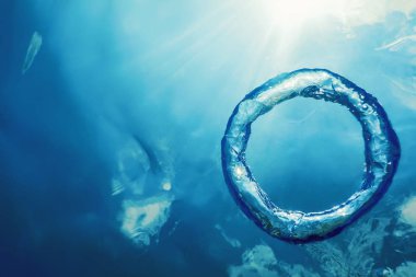 Kabarcık halkası Su altında güneşe doğru yükselir.