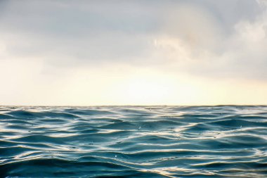 Yağmurdaki Deniz Dalgası, yakın plan, alçak açı su arkaplanı