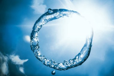 Kabarcık halkası Su altında güneşe doğru yükselir.