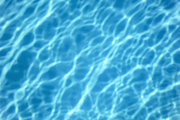 Acqua della piscina. Acqua increspata. Sole Riflessione sfondo. — Foto Stock