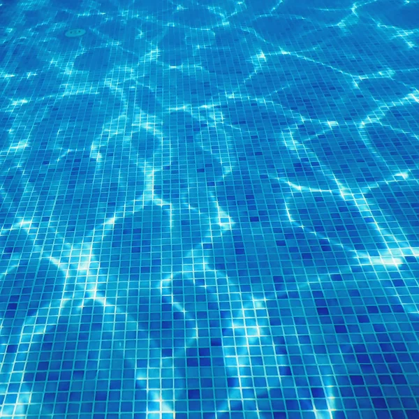 Podvodní bazén modrý dlaždice, vodní vlnky na plavání po — Stock fotografie
