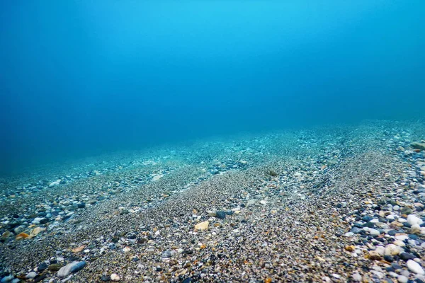 Rochas subaquáticas e seixos no fundo do mar — Fotografia de Stock