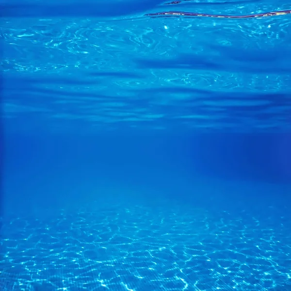 Telha azul da piscina subaquática, ondulações de água de piscina Po — Fotografia de Stock