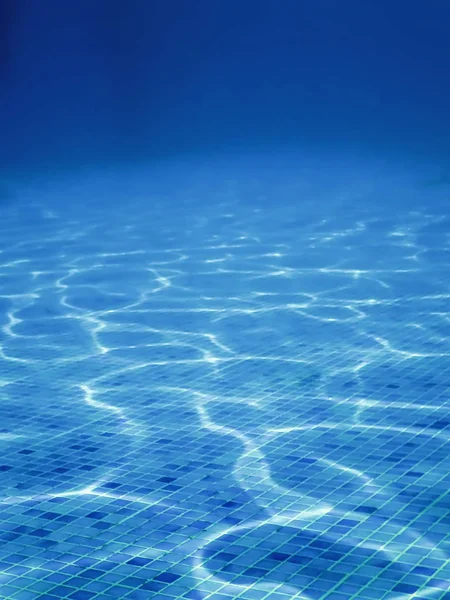 Unterwasser-Schwimmbad blaue Fliese, Wasser Wellen des Schwimmens po — Stockfoto
