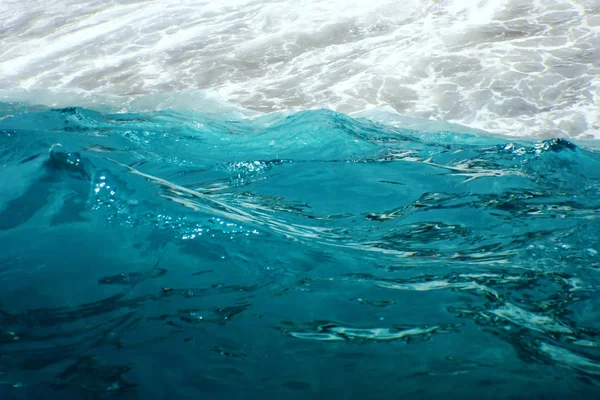 Ola de mar de cerca, vista de ángulo bajo fondo de agua —  Fotos de Stock