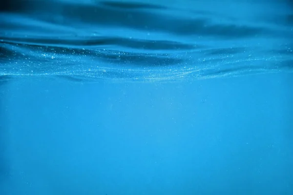 Víz alatti kilátás nyílik a tenger felszínén. — Stock Fotó