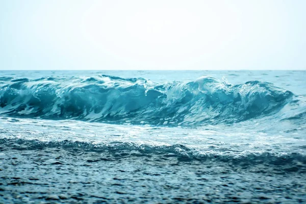 Zlomení vlny letního pozadí modrého oceánu — Stock fotografie