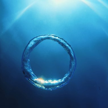 Kabarcık halkası Su altında güneşe doğru yükselir.