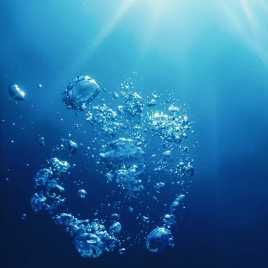 Güneş ışığıyla birlikte su altı kabarcıkları. Sualtı Arkaplanı Baloncukları