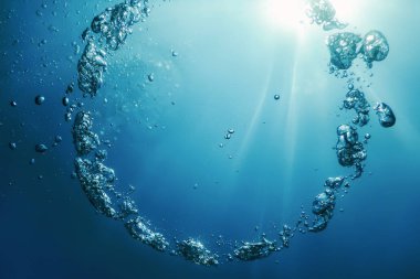 Kabarcık halkası Su altında güneşe doğru yükselir.