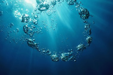 Güneş ışığı ile Sualtı Hava Kabarcıkları. Sualtı Arka Plan Havası 