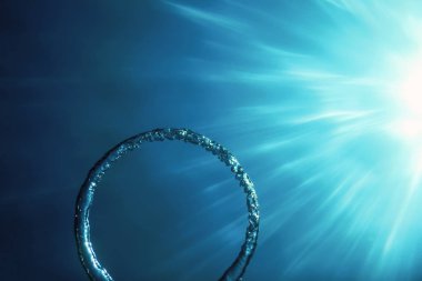 Kabarcık halkası Su altında güneşe doğru yükselir.