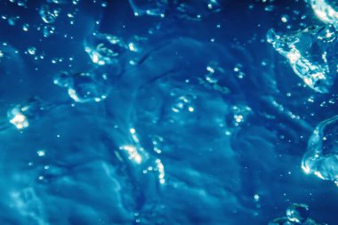 Güneş ışığıyla birlikte su altı kabarcıkları. Sualtı Arkaplanı Baloncukları 