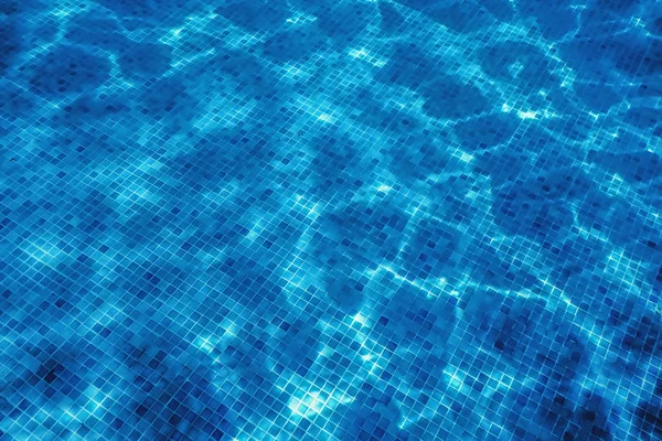 Onderwater zwembad blauwe tegel, water rimpelingen van zwemmen po — Stockfoto