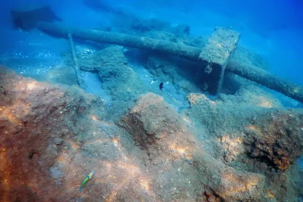 Schipbreuk in het blauwe water, roestige scheepswrak met groeiende koralen — Stockfoto