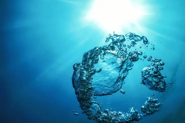 Onderwater luchtbellen met zonlicht. Onderwater achtergrond lucht — Stockfoto