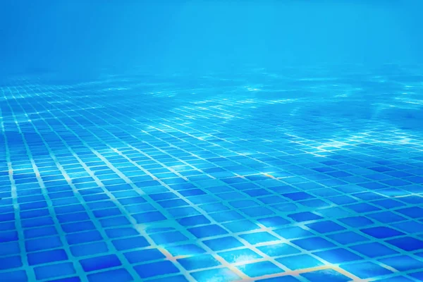 Telha azul da piscina subaquática, ondulações de água de piscina Po — Fotografia de Stock